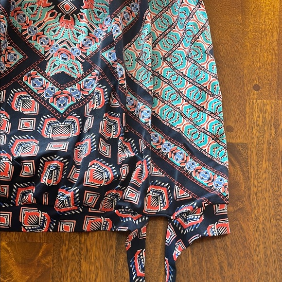 Multicolored Sleeveless Graphic Tank Top - Picture 2 of 6